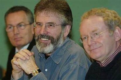 De izquierda a derecha, los dirigentes del Sinn Fein Gerry Kelly, Gerry Adams y Martin McGuinness, durante la rueda de prensa de ayer en Belfast.