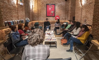 Tertulia literaria en la librería Central de Madrid