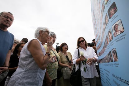 Familiares y allegados depositan ofrendas florales, durante el homenaje a las víctimas del accidente aéreo del vuelo JK5022 de Spanair, al cumplirse el 10º aniversario del siniestro.