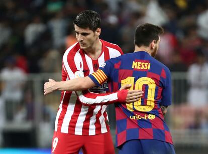 Morata abraza a Messi.