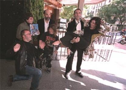 El director Daniel Monzón, de rodillas, ayer junto a los actores Jaime Barnatán, Manuel Manquiña, Javier Aller, Antonio Resines y Neus Asensi.