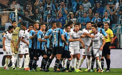 Disputa entre los jugadores de Lanús y Grêmio en la ida.