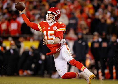 Patrick Mahomes lanza un pase en el último cuarto de la final de conferencia contra los Bengals.