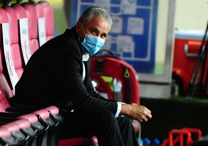 Tite, atual treinador da seleção, na partida contra o Equador em Porto Alegre, na última sexta (4)