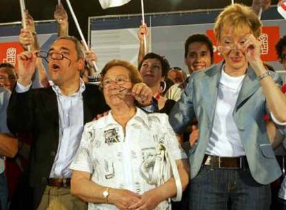 Simancas y De la Vega (primera por la derecha), con gafas al final del mitin en Alcorcón.