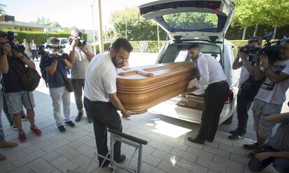 Operaris traslladen el cadàver de Blesa.