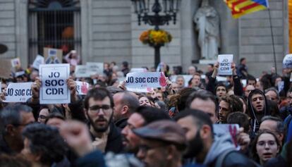 Los manifestantes mostraban carteles que decían: "Yo soy CDR".