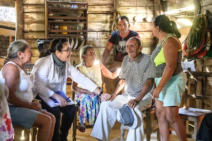 El cacique Ramírez rompe a llorar cuando recibe los resultados de sus análisis de ADN. La doctora Beatriz Marcheo entrega a la familia los resultados que confirman su ascendencia amerindia. Él es consciente de la importancia del momento histórico.