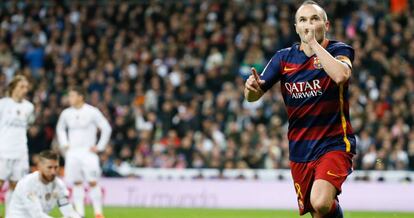 Iniesta festeja su gol de este año en el Bernabéu.