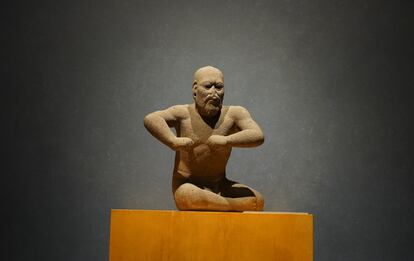 ´El Luchador´ una  escultura Olmeca en la sala del Museo Nacional de Antropología.