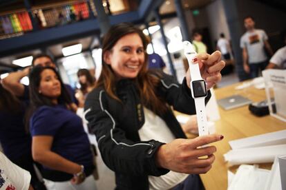 Una mujer mostrando un reloj Apple Watch en la tienda de la compa&ntilde;&iacute;a en la Puerta de Sol de Madrid, el primer d&iacute;a de venta del nuevo producto de Appl, en 2015.