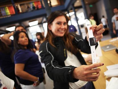 Una mujer mostrando un reloj Apple Watch en la tienda de la compa&ntilde;&iacute;a en la Puerta de Sol de Madrid, el primer d&iacute;a de venta del nuevo producto de Appl, en 2015.