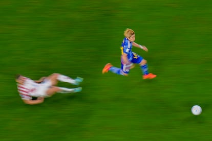 Junya Ito, derecha, corriendo con el balón en el partido de octavos de final frente a Croacia. 