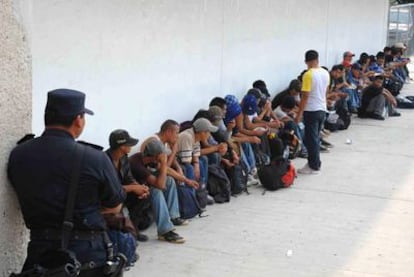 Los inmigrantes detenidos esperan para prestar declaración en Tuxtla Gutierrez