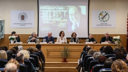 Homenaje a Calvo Serraller en la Universidad Complutense de Madrid. Desde la izquierda, Miguel Zugaza, Juan Pablo Fusi, Miguel Luque, Mª Nagore Ferrer, Dolores Jiménez-Blanco, Estrella de Diego y Víctor Nieto.