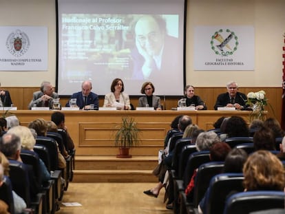 Homenaje a Calvo Serraller en la Universidad Complutense de Madrid. Desde la izquierda, Miguel Zugaza, Juan Pablo Fusi, Miguel Luque, Mª Nagore Ferrer, Dolores Jiménez-Blanco, Estrella de Diego y Víctor Nieto.