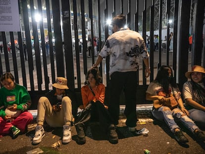 Jóvenes al exterior del concierto de Bad Bunny en Ciudad de México.