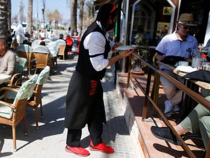  Turistas alemanes en una terraza en la playa de Palma de Mallorca. 