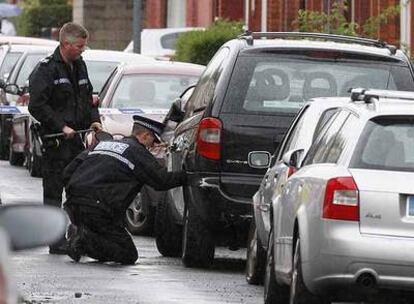 Dos policías examinan un vehículo ayer en Liverpool, en el norte de Inglaterra.