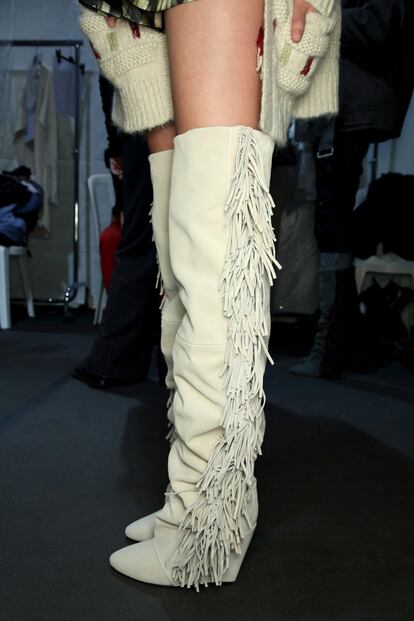 Las botas más deseadas de la temporada son de Isabel Marant y reúne todas las tendencias en una: flecos, color blanco y cuña.