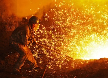 Un empleado trabaja con hierro fundido en una acería de Dongbei Special Steel en Dalian (China).