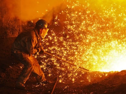 Un empleado trabaja con hierro fundido en una acería de Dongbei Special Steel, en Dalian (China).