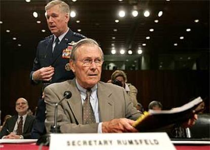 Rumsfeld, junto al general Richard Myers, durante su comparecencia ante el Senado.