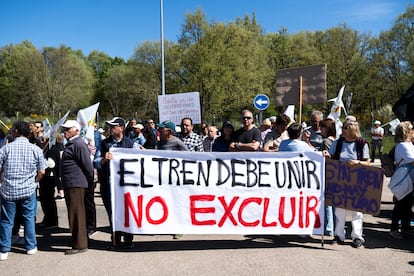 Varias personas portan una pancarta durante una concentración en Sanabria (Zamora) contra la pérdida de frecuencias ferroviarias.