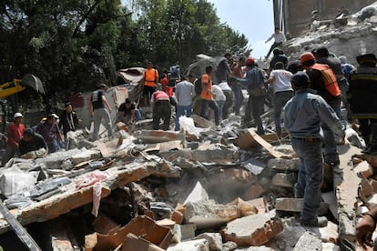 Equipes de resgate procuram feridos debaixo dos escombros de edifícios atingidos pelo terremoto nesta terça-feira, na Cidade do México.