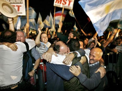 Agricultores argentinos celebran el rechazo del Senado a la subida de impuestos sobre las exportaciones de soja.