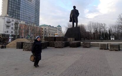 Estatua de Lenin en una plaza del centro de Donetsk, donde están arreglando el pavimento.