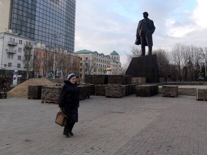 Estatua de Lenin en una plaza del centro de Donetsk, donde están arreglando el pavimento.