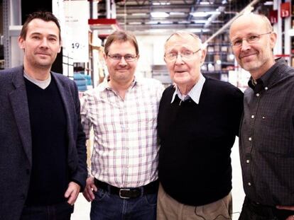 De esquerda para a direita: Jonas, Mathias, Ingvar (o pai e fundador da Ikea, que morreu no último dia 27) e Peter Kamprad.