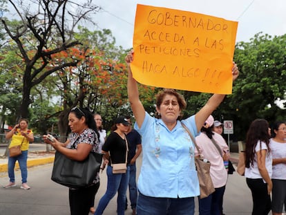 Familiares de los 14 funcionarios secuestrados se manifiestan frente a la Secretaría de Seguridad Pública estatal, el 28 de junio en Tuxtla Gutiérrez (Chiapas).