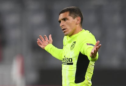 Torreira durante un partido con el Atlético.