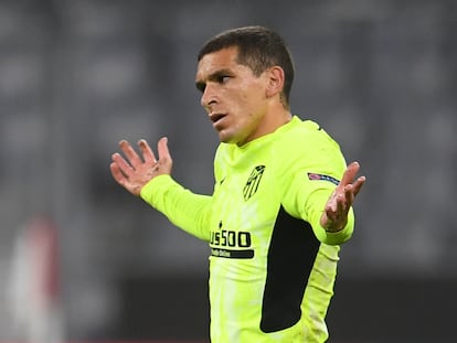 Torreira durante un partido con el Atlético.