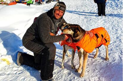 Thomas Wærner, con dos de sus perros.
