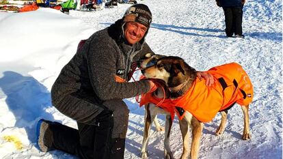 Thomas Wærner, con dos de sus perros.