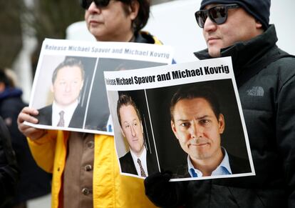 Un grupo de manifestantes muestra carteles con las fotos de Michael Kovrig y Michael Spavor para exigir su puesta en libertad, durante una vista judicial contra Meng Wanzhou en Vancouver en 2019.