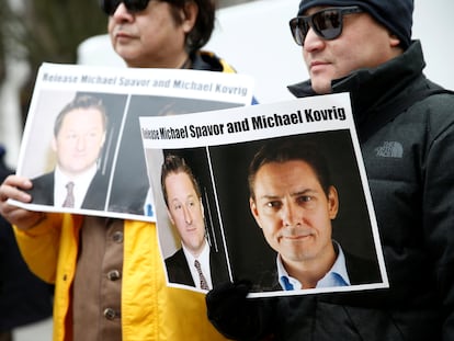 Un grupo de manifestantes muestra carteles con las fotos de Michael Kovrig y Michael Spavor para exigir su puesta en libertad, durante una vista judicial contra Meng Wanzhou en Vancouver en 2019.
