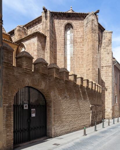 Iglesia de San Juan del Hospital, monumento original del siglo XIII, intervenido por Francisco Pons Sorolla en 1987.