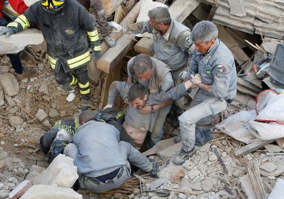 Un hombre es rescatado entre las ruinas en Amatrice.