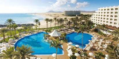 Vista de los hoteles Riu Oliva Beach y Tres Islas en Fuerteventura