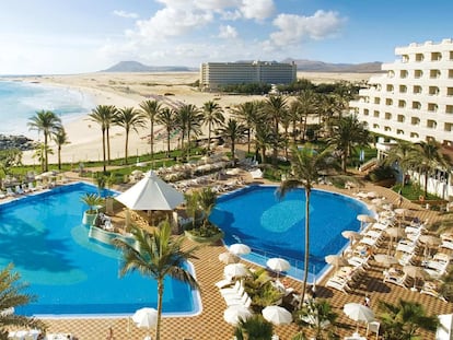 Vista de los hoteles Riu Oliva Beach y Tres Islas en Fuerteventura