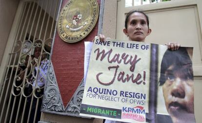 Una mujer pide libertad para una de las presas, en Manila (Filipinas).