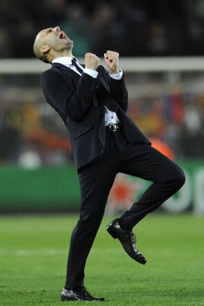 Guardiola celebra el gol de Pedro.