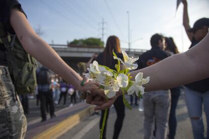 Mujeres se toman de las manos durante la marcha en Monterrey, Nuevo León.