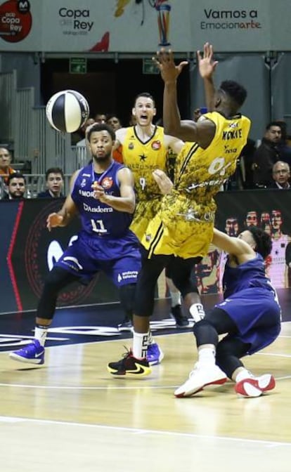 Konate recibe la falta de Senglin en la acción de la polémica final antes de que Hannah agarre el balón