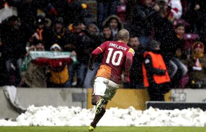 Sneijder celebra el gol que da el pase al Galatasaray.