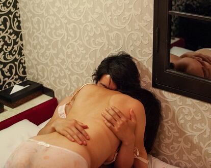 Yuki, de 25 años, y Naoko, de 28, practican sexo en el hotel Sunreon, en el famoso barrio de Shibuya.
